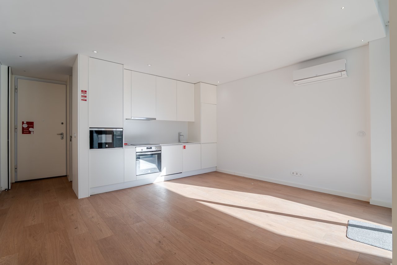 Elegant 1-Bedroom Apartment with Private Patio & Short-term Rental (AL) License in Porto’s Historic Core