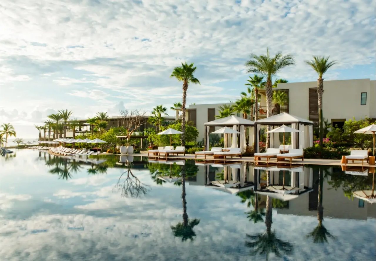 Chileno Bay location and daily convenience near the Los Cabos corridor, shopping, dining, and essential services