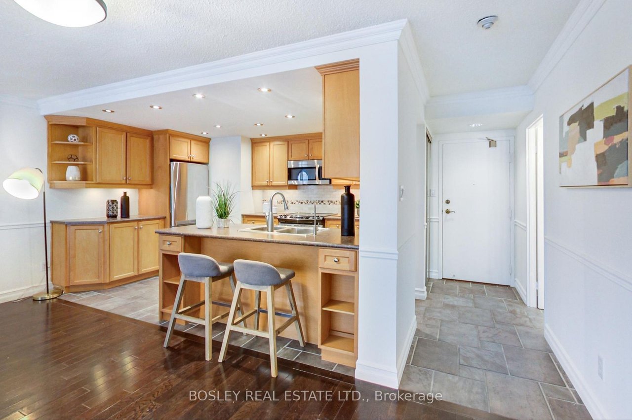 633 Bay St 2005