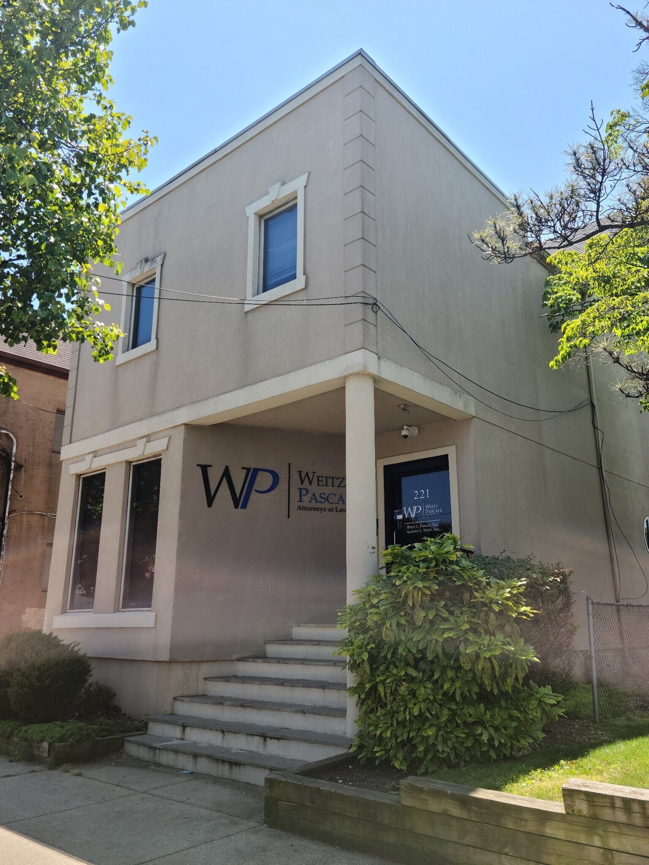 221 Mineola Blvd