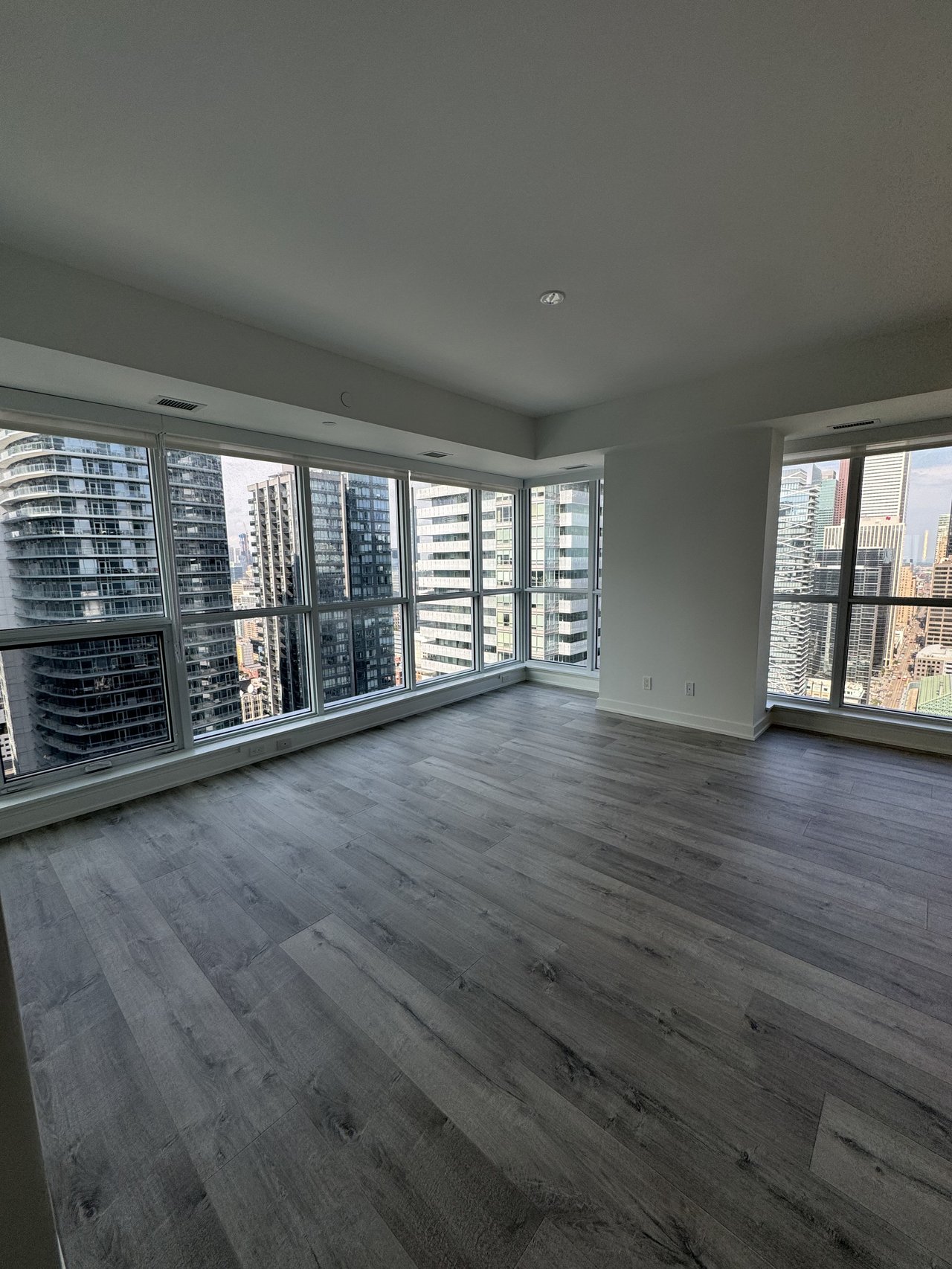 327 King Street W Unit: 3707