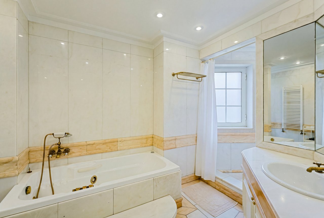 Spacious 8+2-Bedroom Villa with Pool for Rent in Cascais