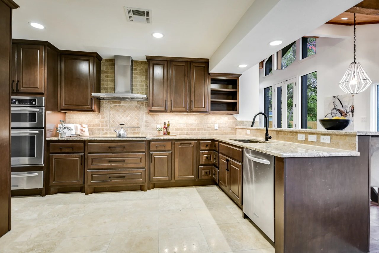 Golf Course Grandeur - 9112 Balcones Club Drive