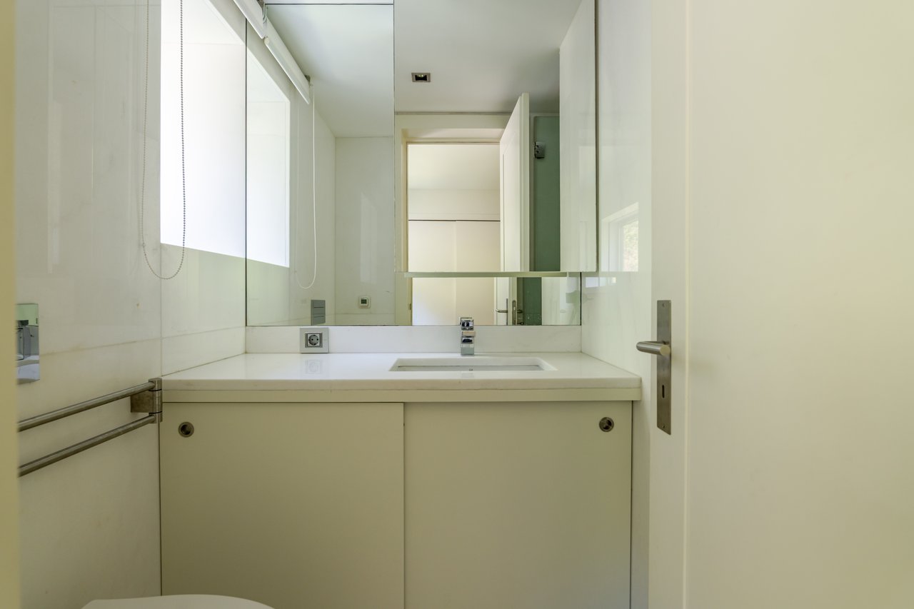 Sophisticated Three-Bedroom Apartment in Porto