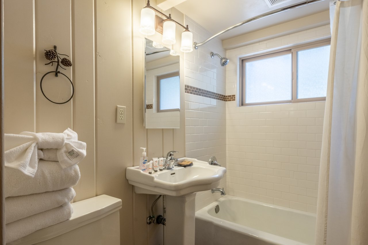 Private Cabin with hot tub, walk to village