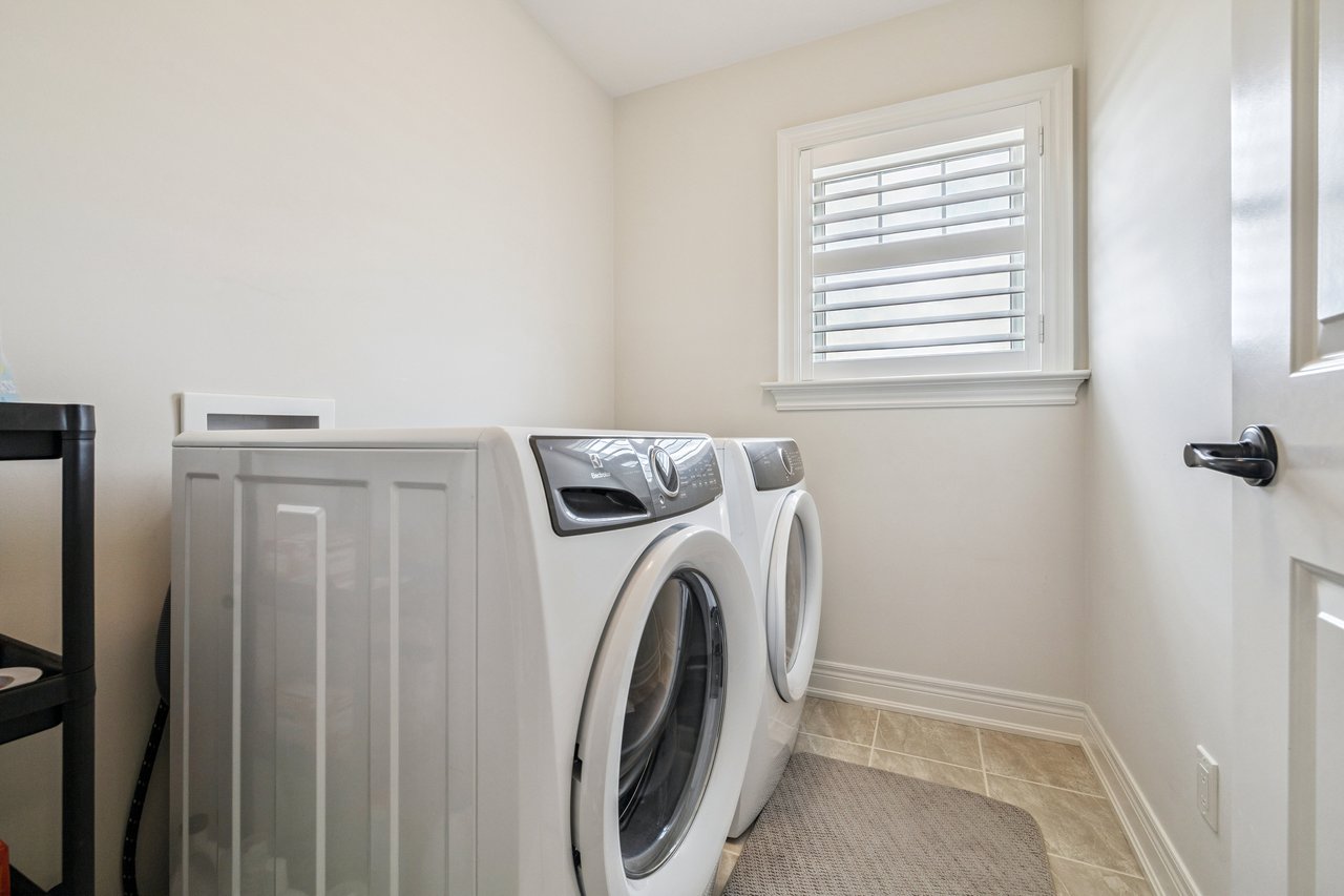 Beautifully updated END-UNIT townhome