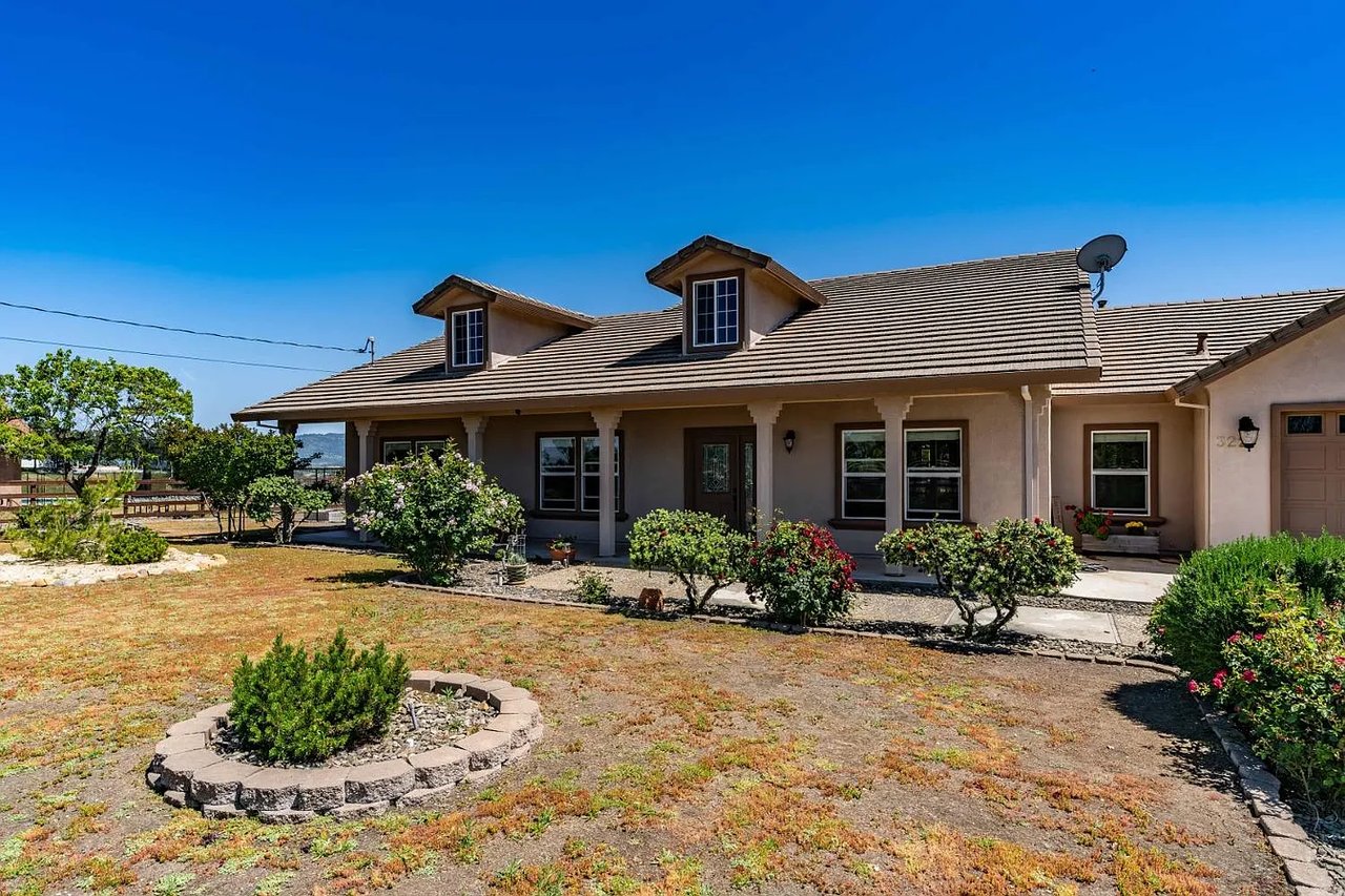 3221 Crestview Dr