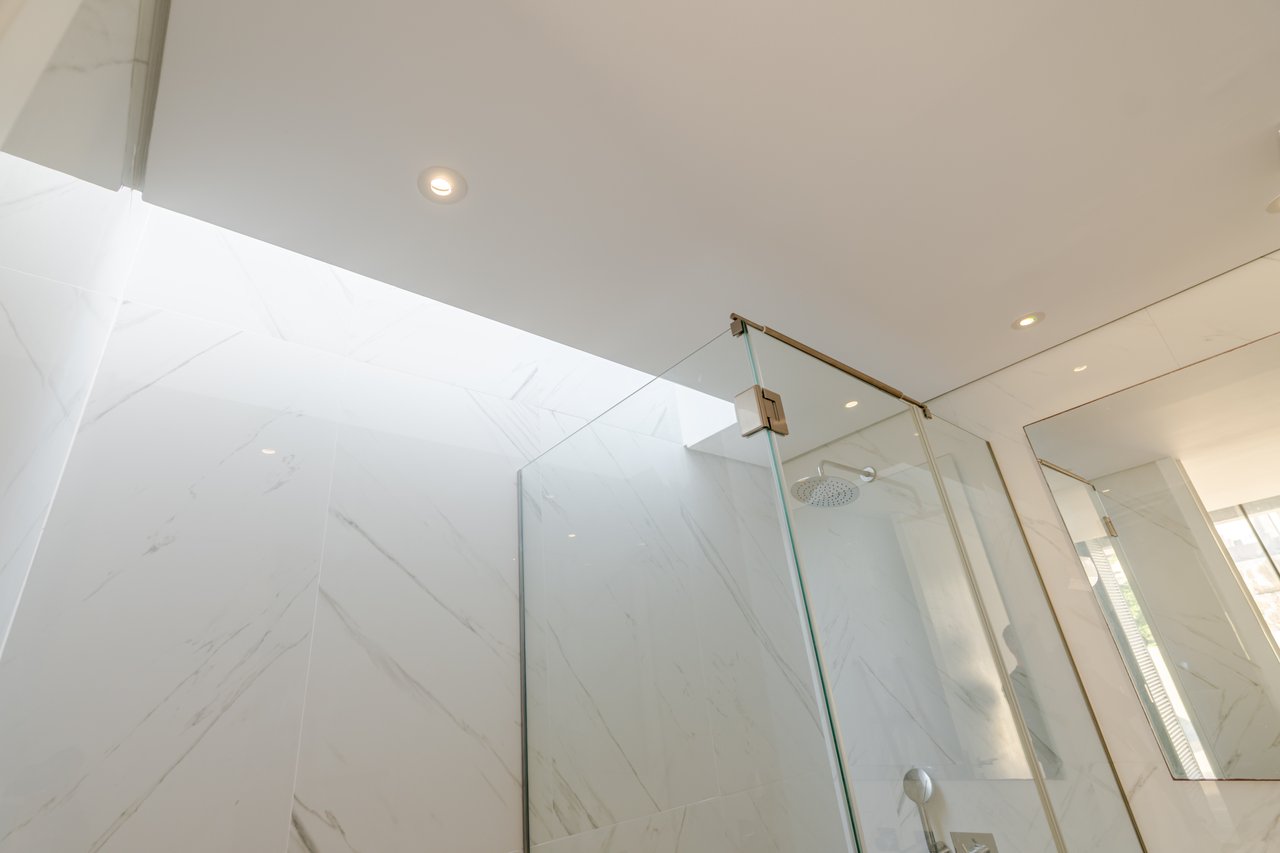 Modern 2-Bedroom Apartment with Expansive Private Terrace & Sort-term Rental (AL) License in Central Porto