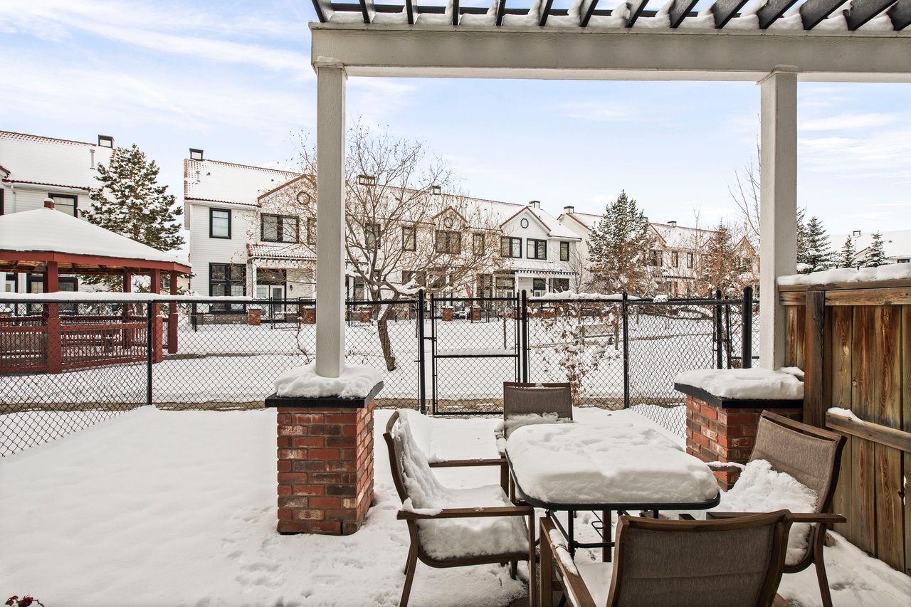 8910 Royal Oak Way NW