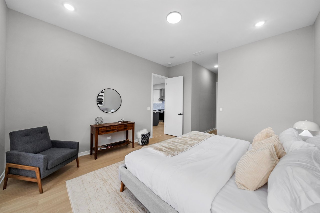 5830 N Lincoln Ave Chicago, IL 60659