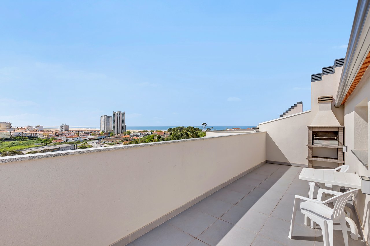 Bright Coastal Apartment with Large Terrace Just Steps from the Beach in Figueira da Foz