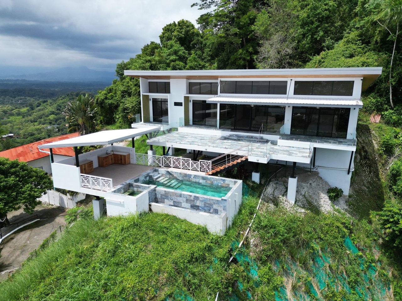 Modern Elegance Meets Incomparable Views, 3BDR&3Baths Home
