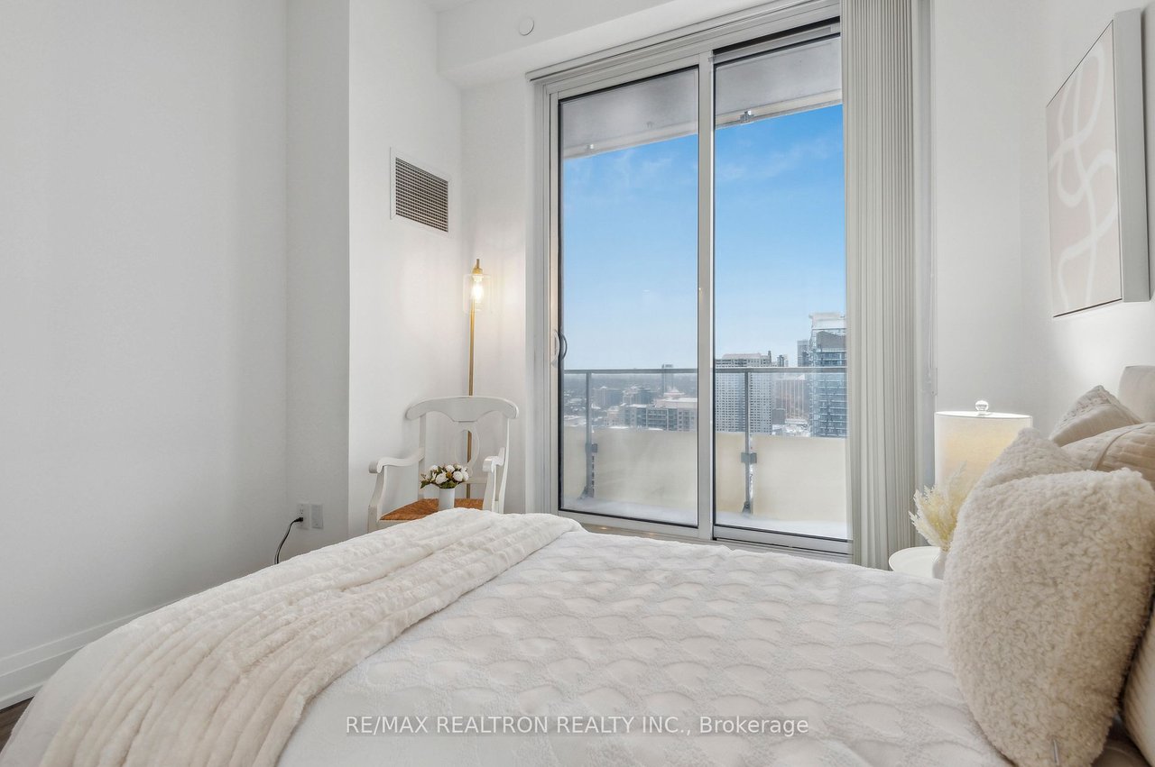 STUNNING, AIRY PENTHOUSE