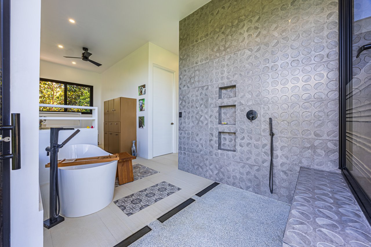 Stunning Ocean and Mountain Views, Casa Tres Galgos in Ojochal on Calle Perezoso