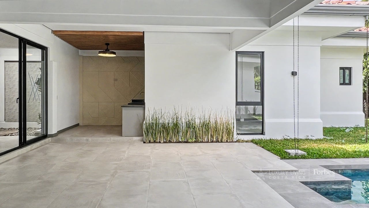 21468 - Remodeled 1-level house, 4 bedrooms, pool, terrace and garden
