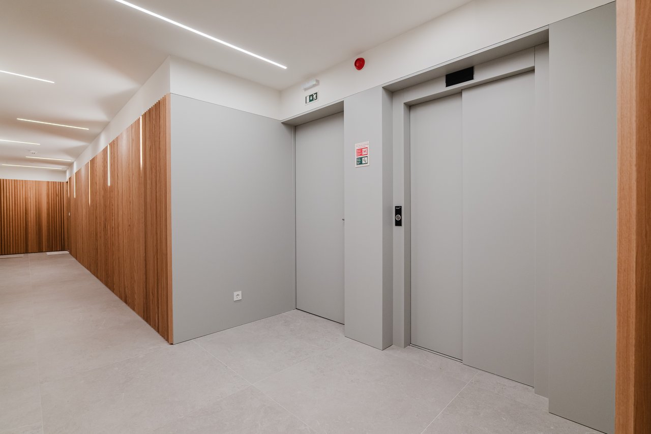 Luxurious 4-Bedroom Sea-View Apartment with Expansive Terrace and Parking in Vila Nova de Gaia