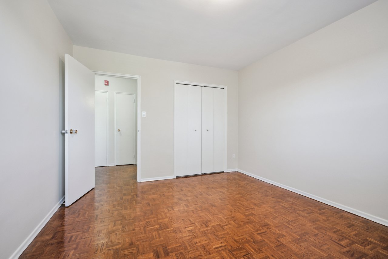 Bright 2 Bedroom Unit in Prime Port Credit Location