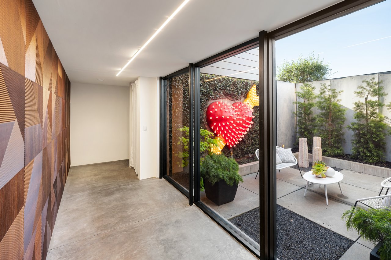 An Urban Compound for Life in Motion