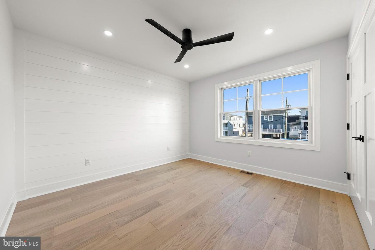 	352 N 5th St, Surf City Boro, NJ 08008