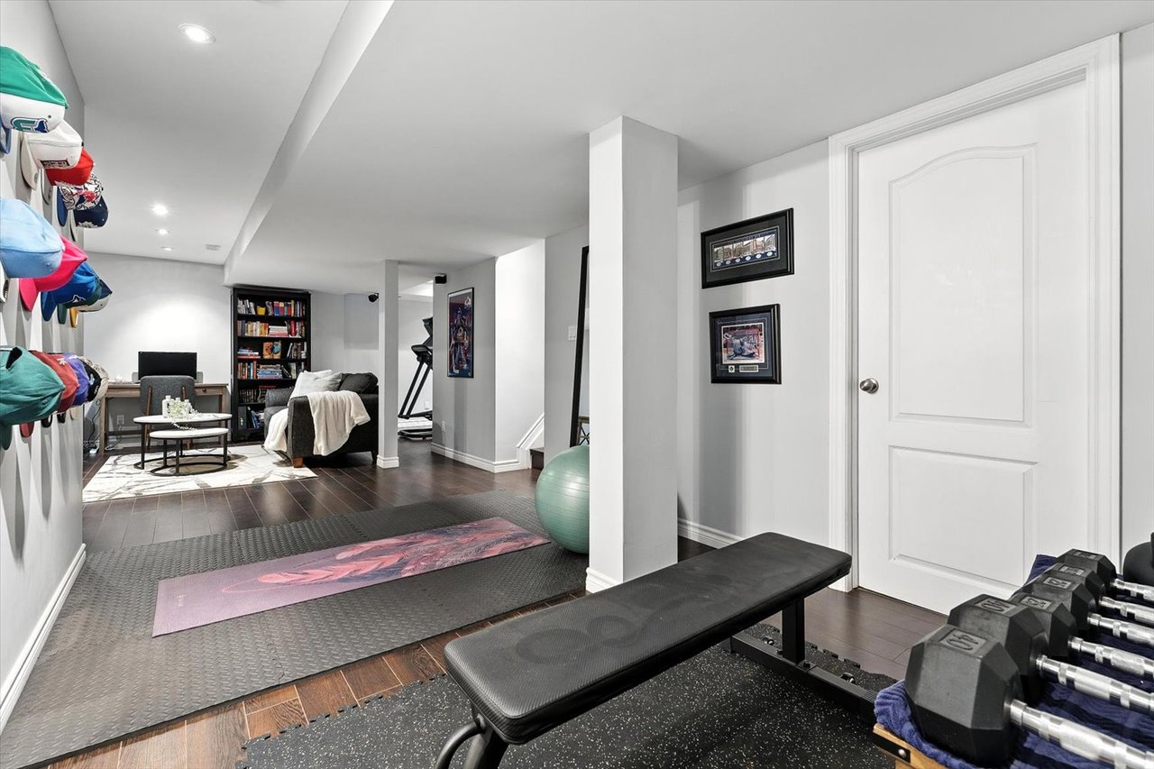 151 Mowat Cres