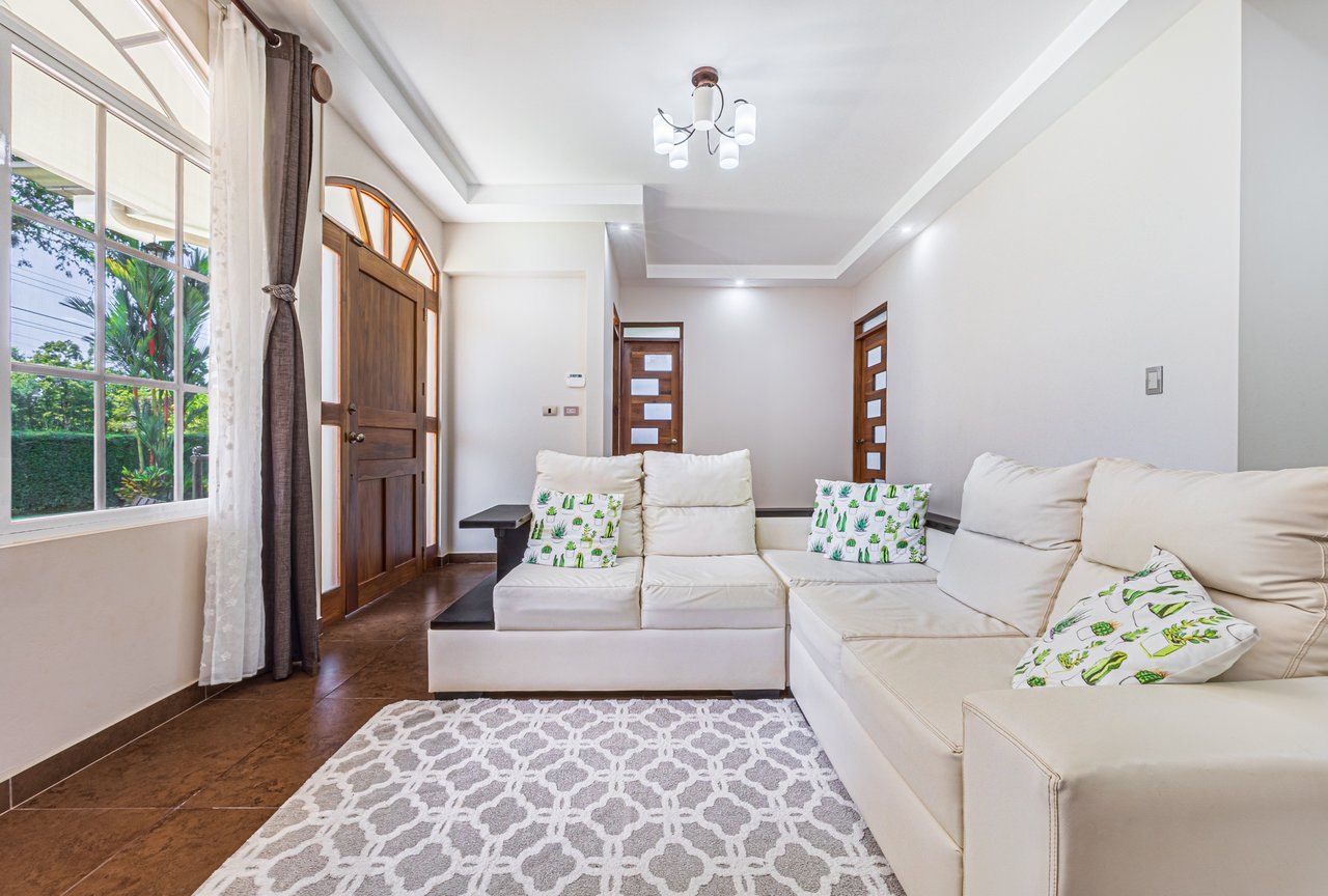 Exceptional 5-Bedroom Residence on Los Laureles Street – Prime Location & Versatile Layout