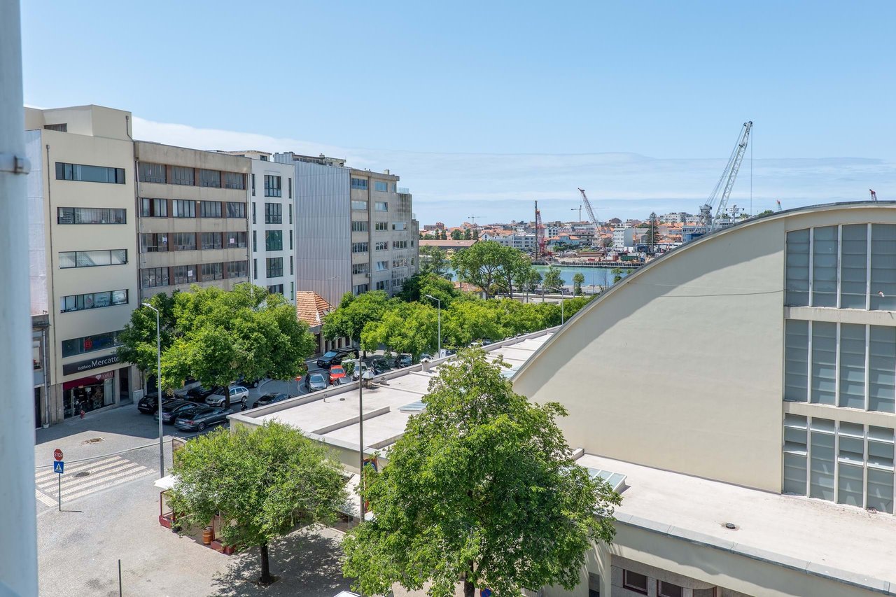 2 Bedroom + 1 Loft with Harbor Views in Central Matosinhos