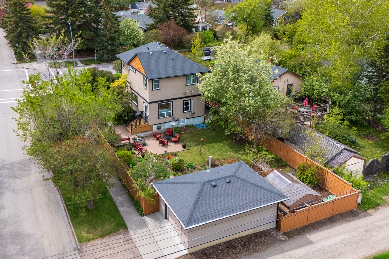 236 10 Avenue NE