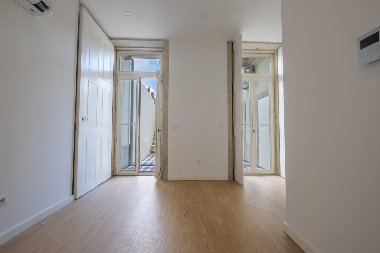 Spacious 2-Bedroom Apartment with Private Balcony in the Heart of Porto