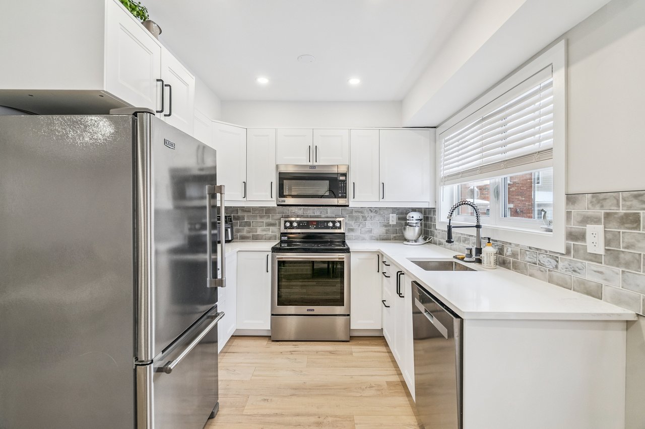 Stylish 2 Bedroom Stacked Townhouse in Oakville's Uptown Core