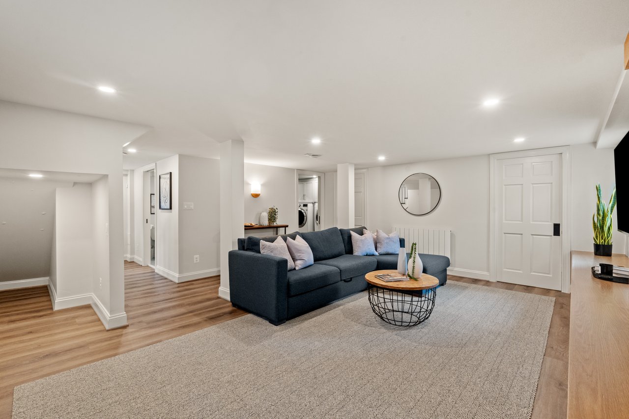 21 W Oak Street