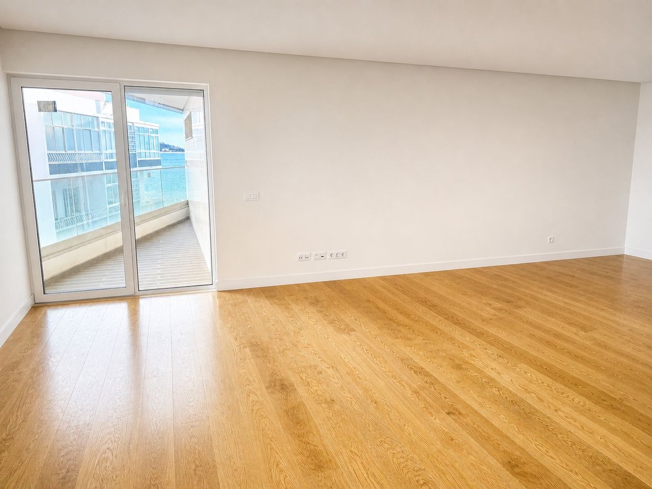 Modern Riverside Living Near Lisbon — Elegant 3-Bedroom Apartment with Tagus River Views