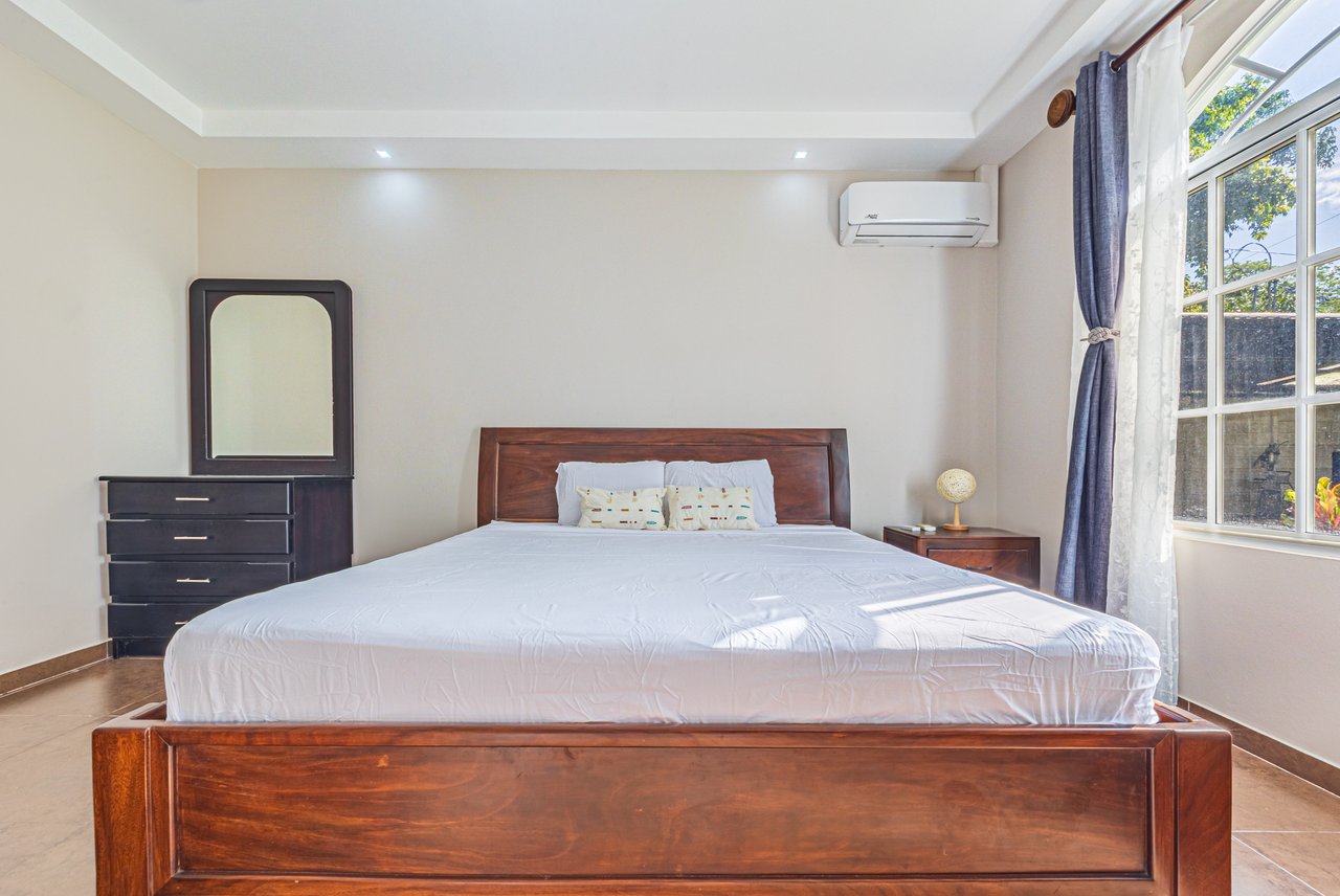 Exceptional 5-Bedroom Residence on Los Laureles Street – Prime Location & Versatile Layout