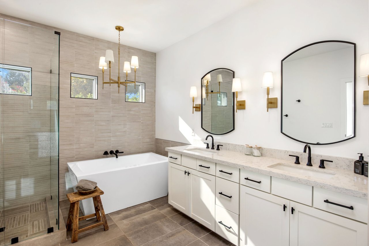 4119 E Indianola Ave