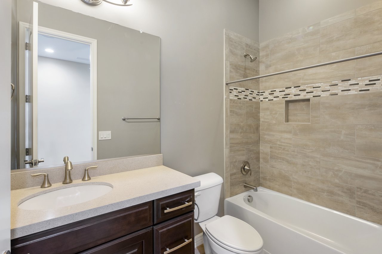 2932 E Madison Vistas