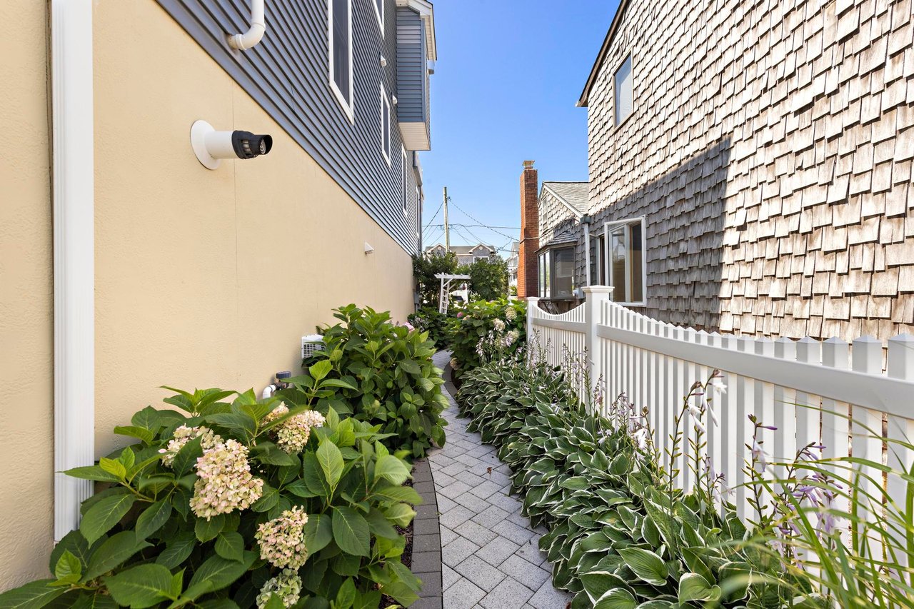 407 B Coral Street 