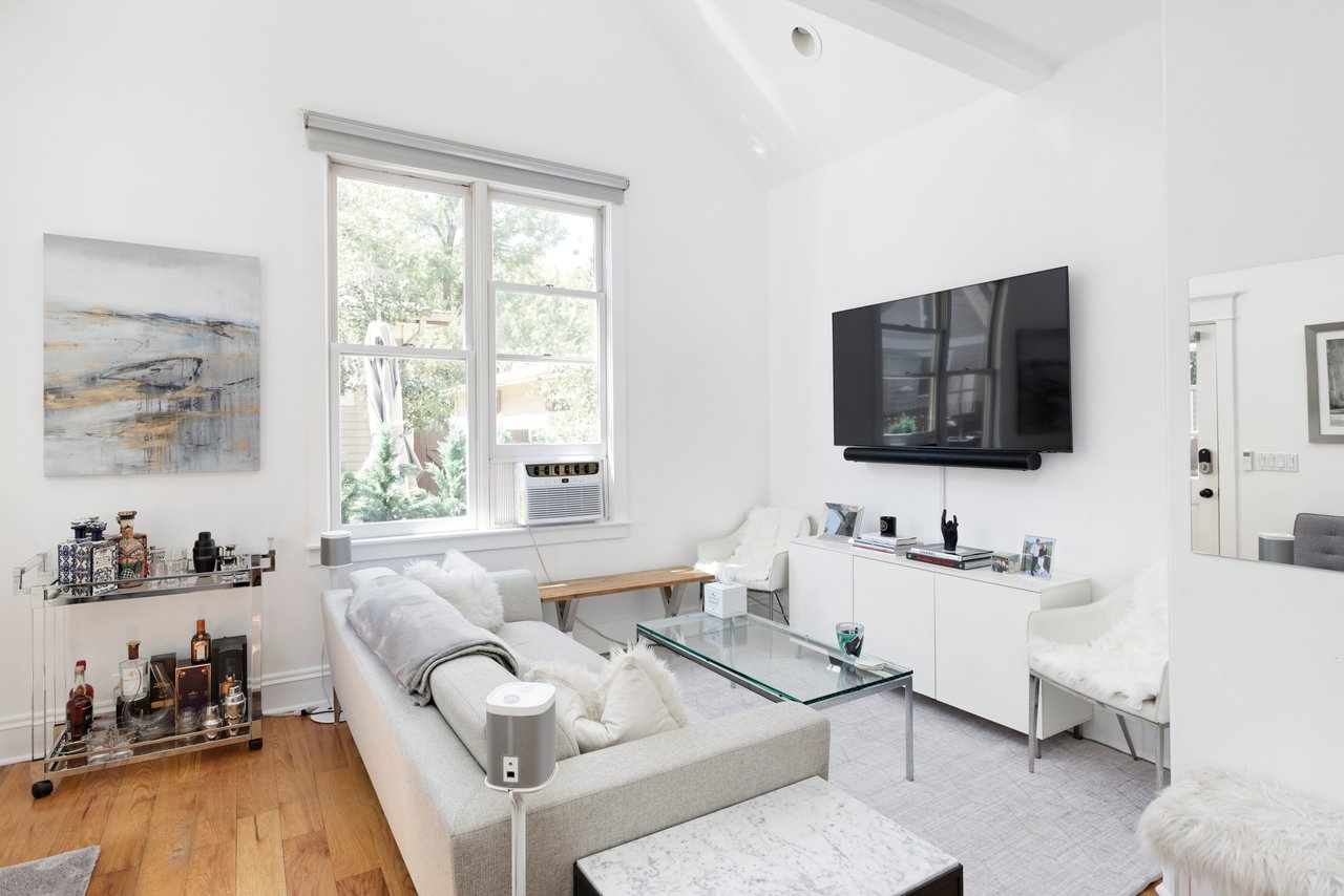 Charming Victorian Carriage House