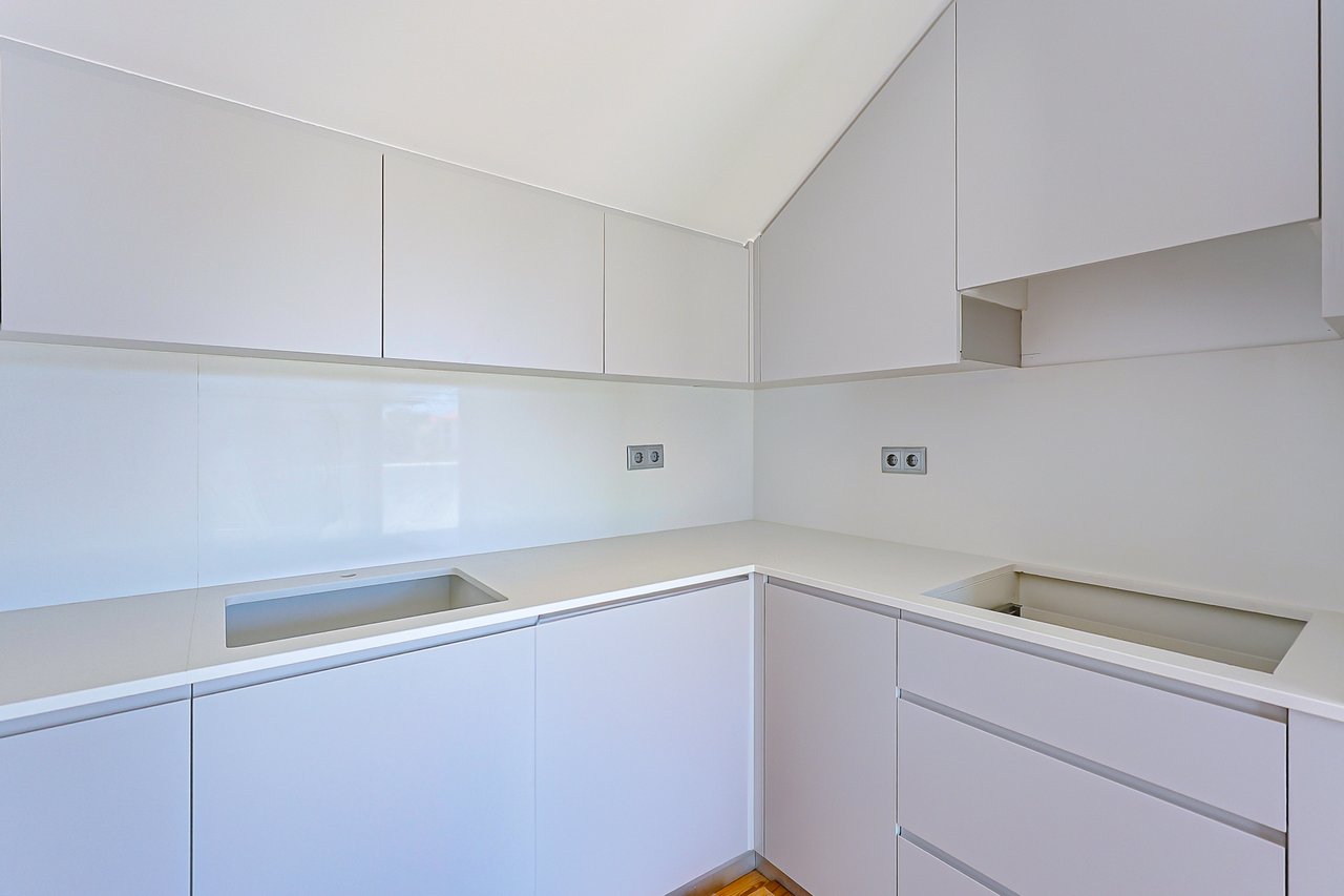 3-BDR Duplex with Sea View, Balcony & Private Lift in Monte Estoril