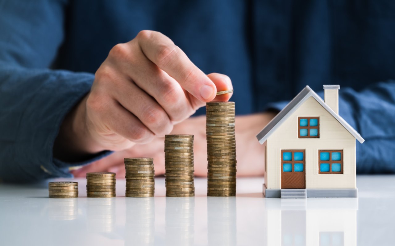 Navigating the Real Estate Labyrinth: Tips for Selling a Home in a Slow Market