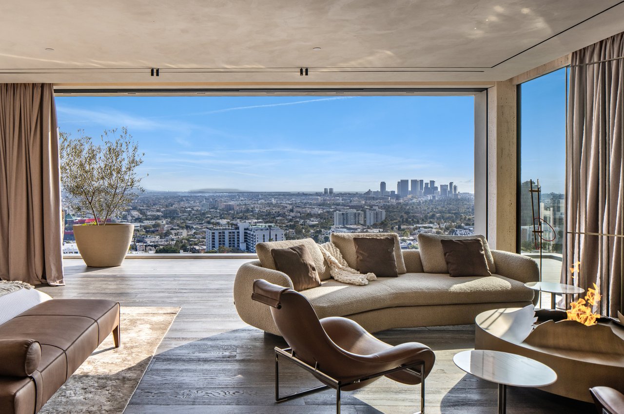 8741 St Ives Dr, Hollywood Hills