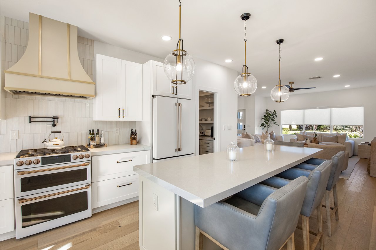 4119 E INDIANOLA Avenue