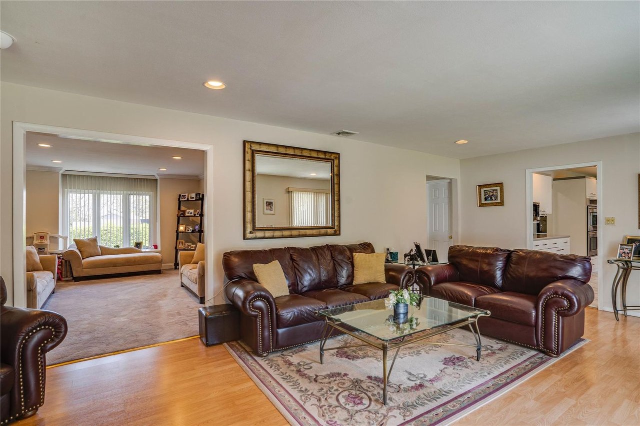 1 Stonehurst Ln