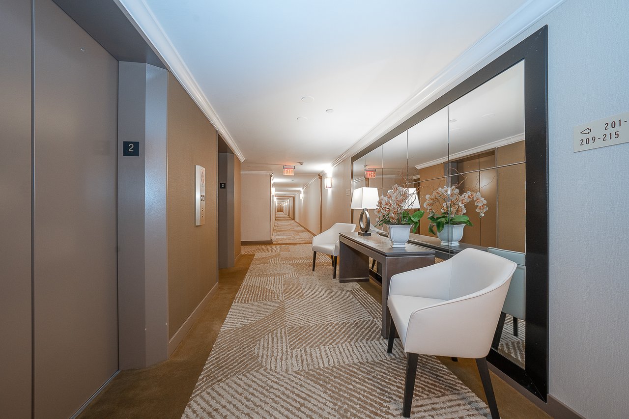 Price Improvement!!! Fab 3 bed 2.5 bath Main Line Condo