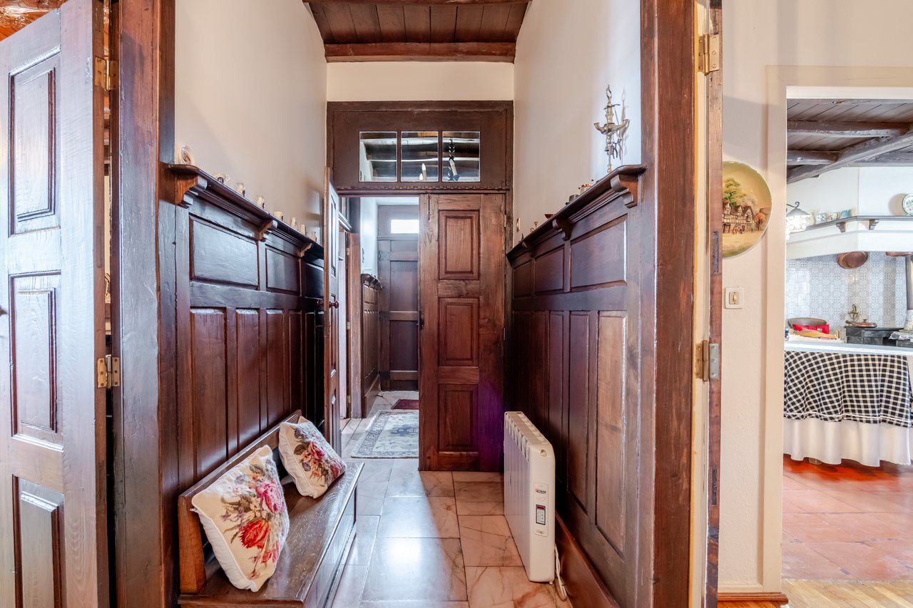 Rustic Four-Bedroom House with Private Land in Folhadela, Vila Real