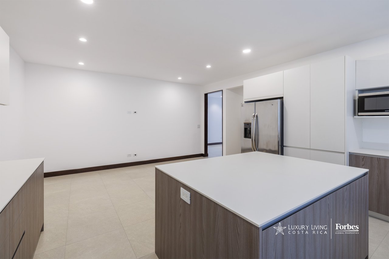 21475 - Modern apartment, 4 bedrooms + maid's quarters in Escazu for sale and rent