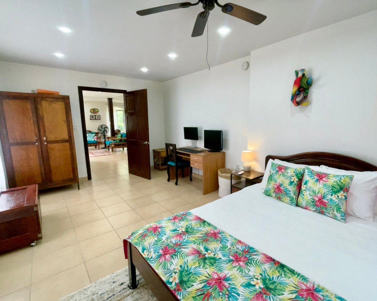Casa Luna, 3bed /3bath Private Oasis, Convenient Location