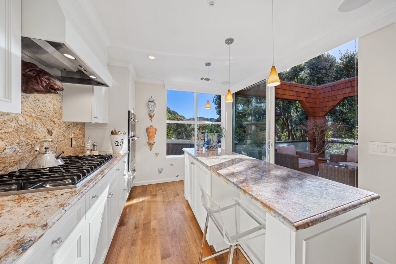 Luxurious End Unit in Point Tiburon