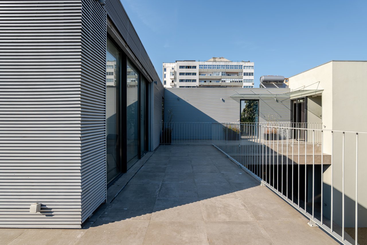 Modern 2-Bedroom Apartment with Expansive Private Terrace & Sort-term Rental (AL) License in Central Porto