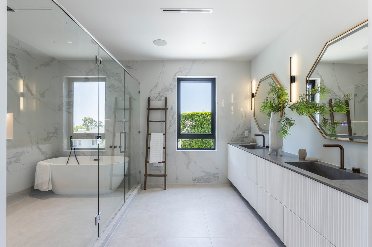 Luxury Gated Villa w/ Pool, Spa & Designer Interiors