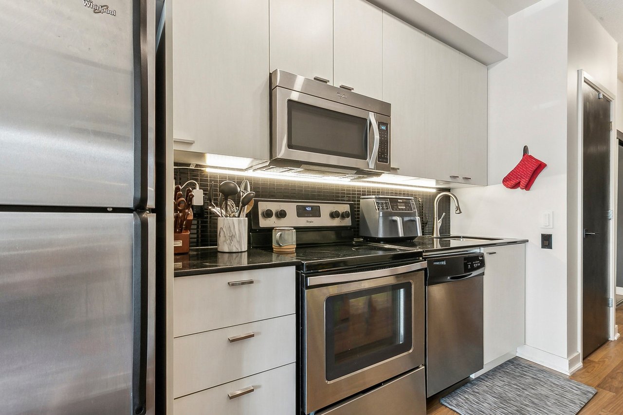 775 King St W Unit: 906