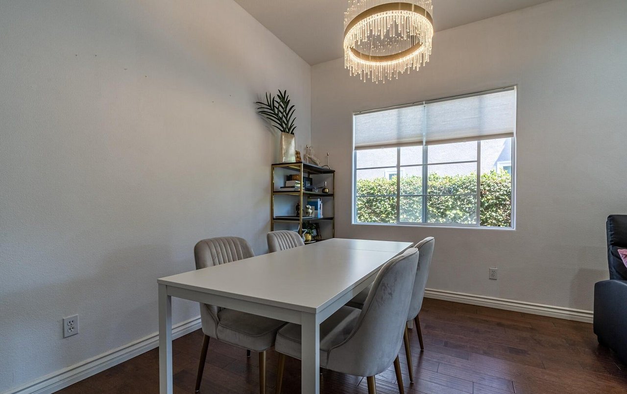 665 Camino De La Luz